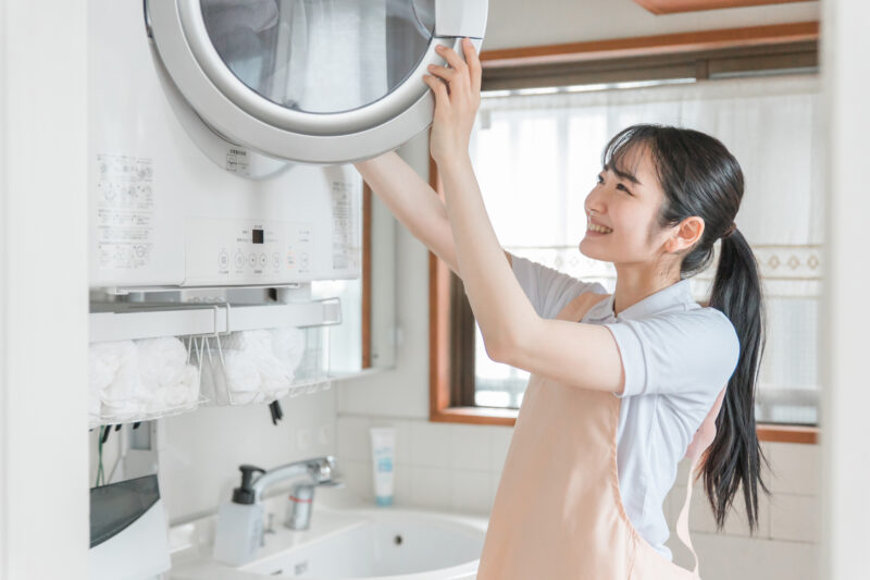 洗濯をしている女性