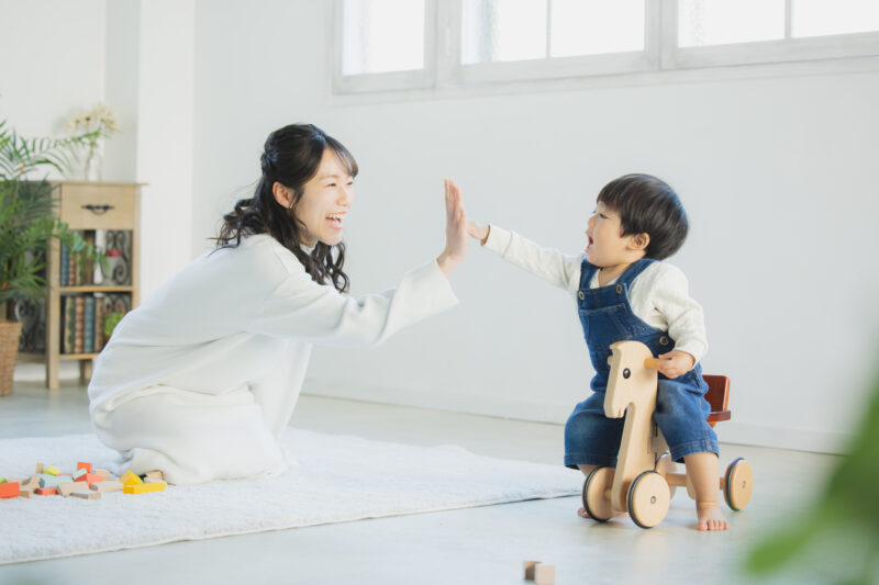 ハイタッチする女性と子ども