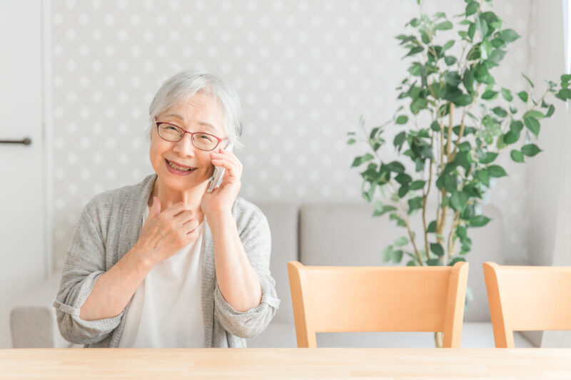 電話をしているシニア