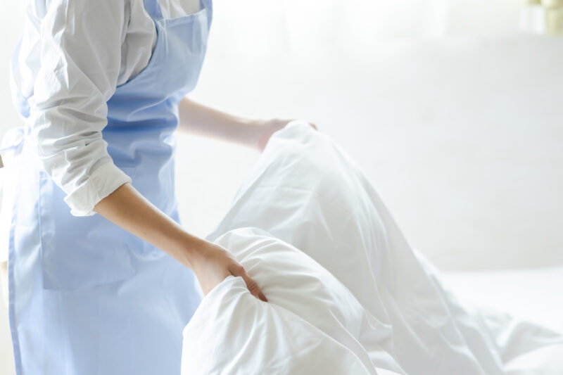 布団を敷く女性