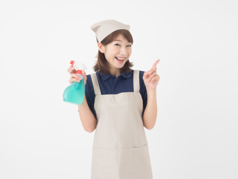 笑顔な家事代行サービスの女性