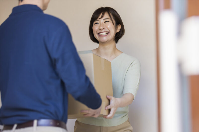 宅配を受け取っている女性