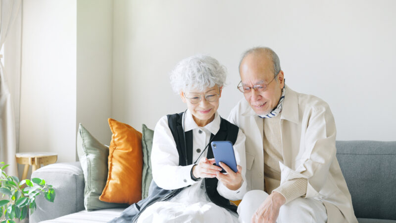 スマホを見ているシニア