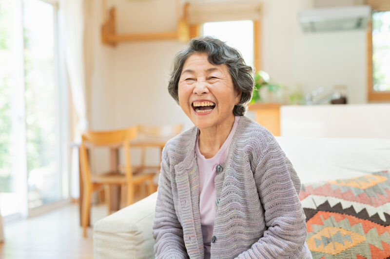 笑っているシニア