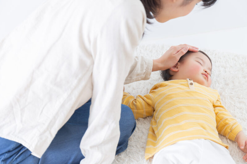 子どもを寝かしつけている様子